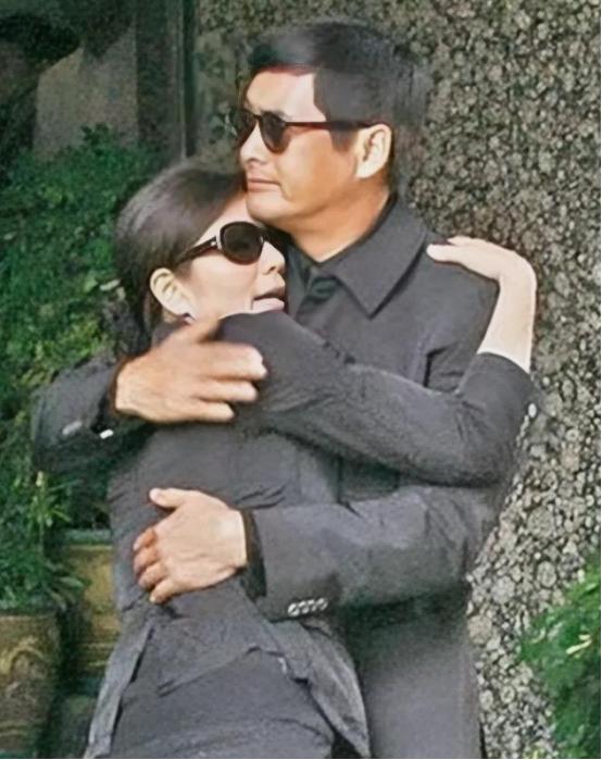 2007年，在钟楚红丈夫的葬礼上，钟楚红扑在周润发怀里痛哭失声，悲痛万分，而周润