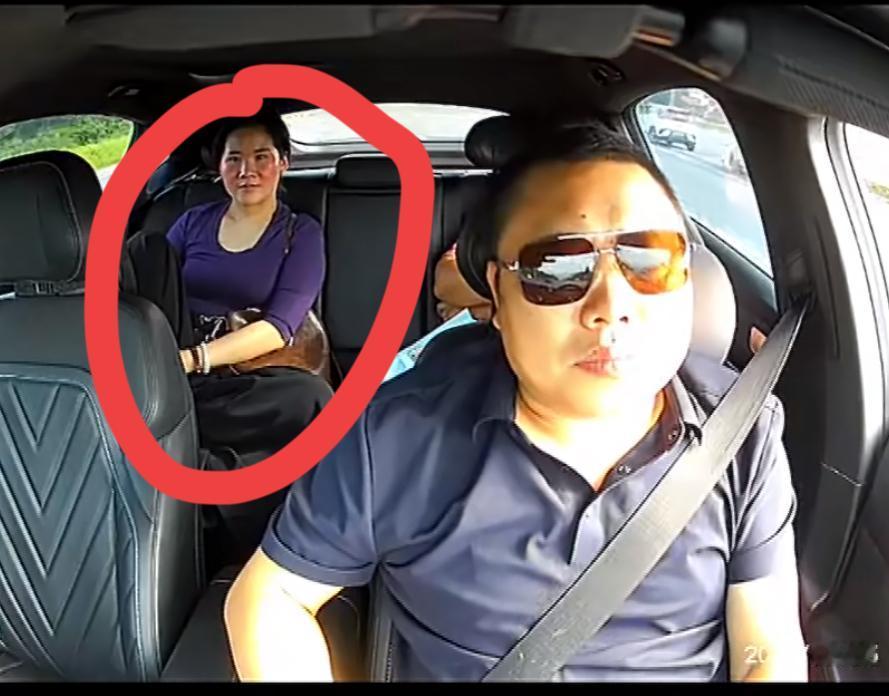 浙江一女子网约车上把脚搭在座椅上，司机劝阻心生不满，被赶下车后反手就是一个投诉，