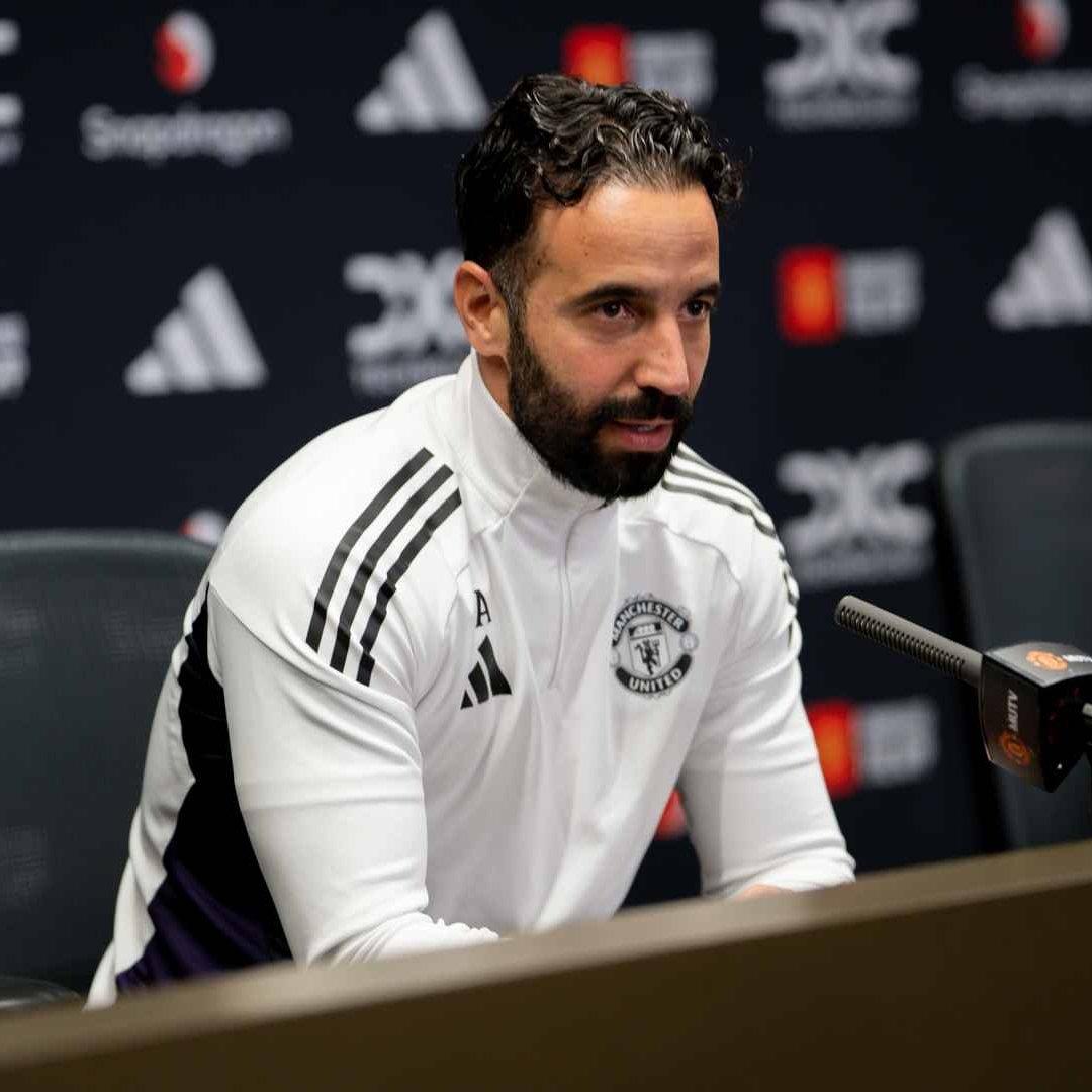 对阵伯恩茅斯的发布会，阿莫林确认：🔴哈里·马奎尔和马泰斯·德里赫特将继续缺席