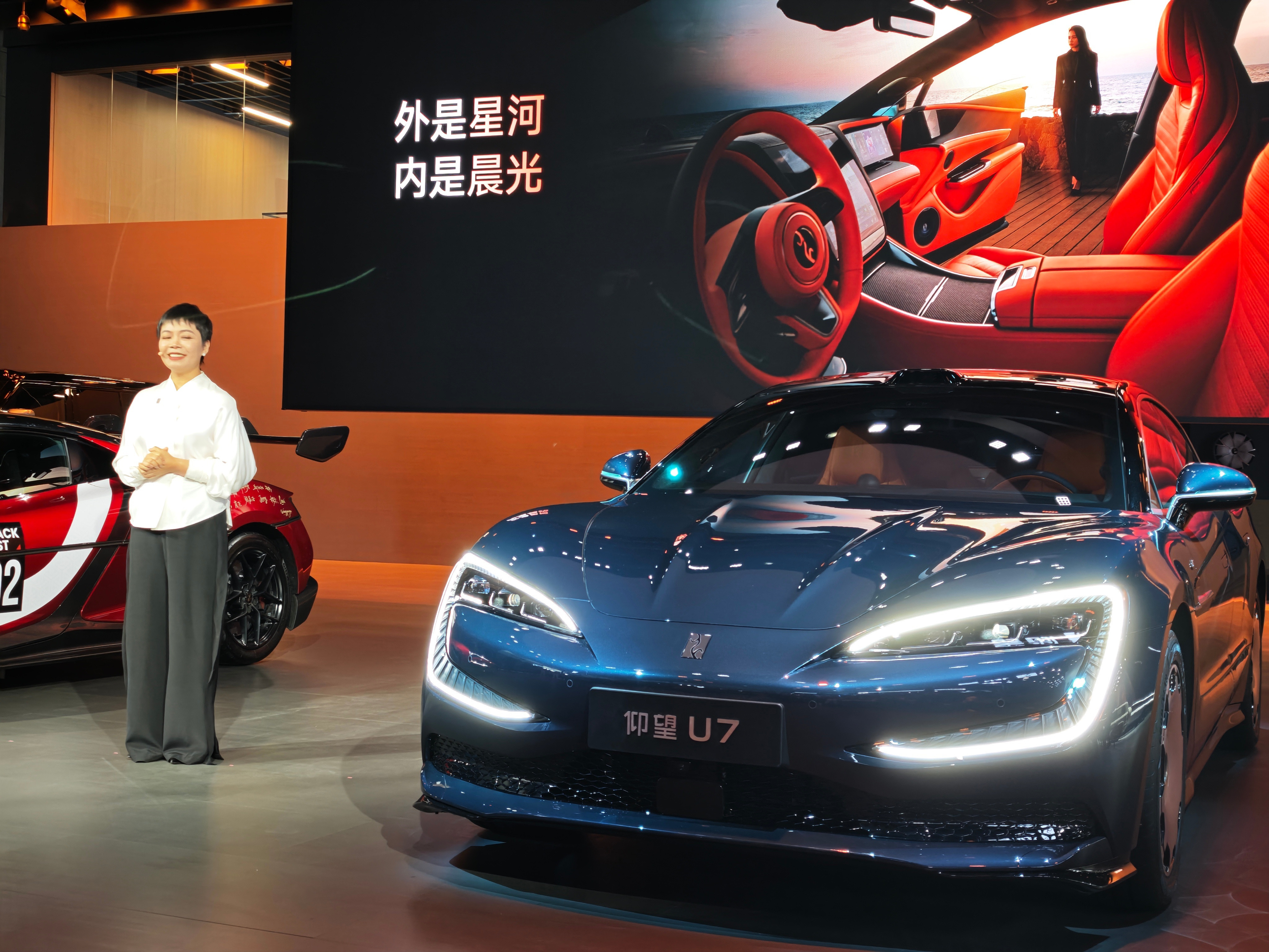 这段时间仰望没闲着，搞了波大的，又是给U7上了一个高级耐看的新色，又是拉着U9到