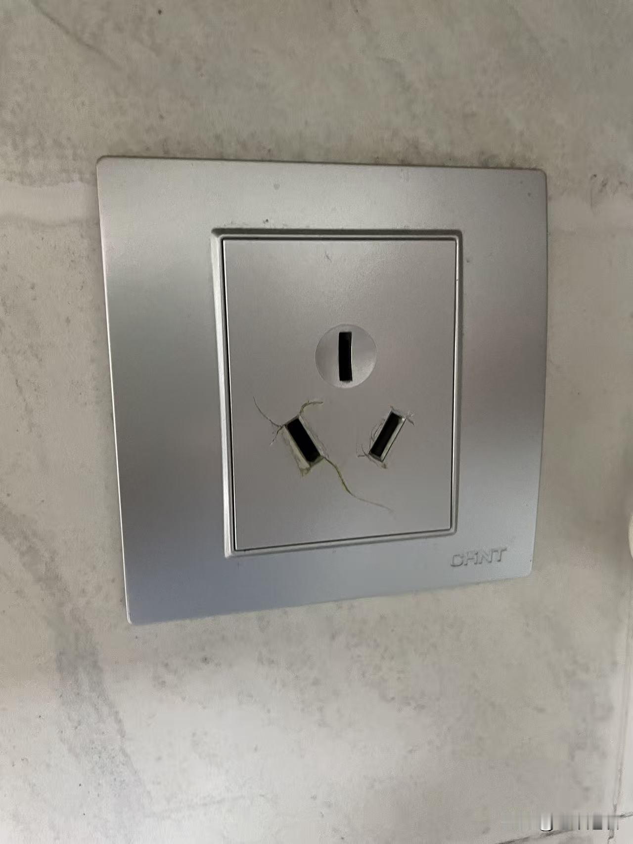 咱家这个热水器插座变成这样了，媳妇非得让我换一个，她认为他不安全了。然后我咨