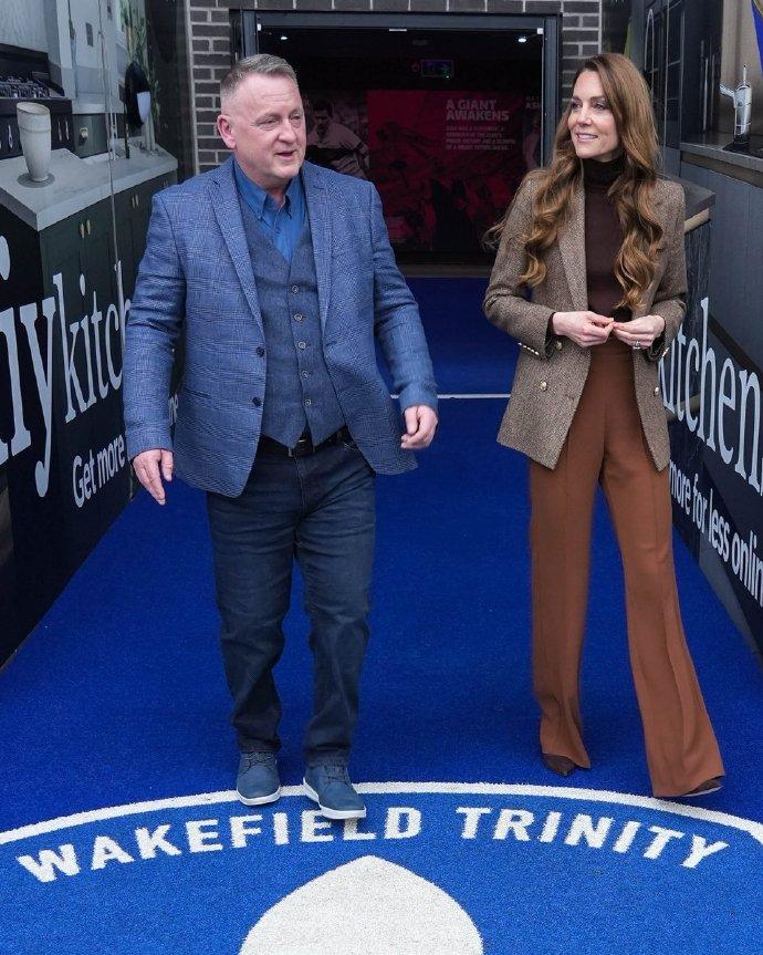 1月27日，威尔士王妃凯特开启了忙碌的一天，先是访问位于英国布拉德福德参观家庭行