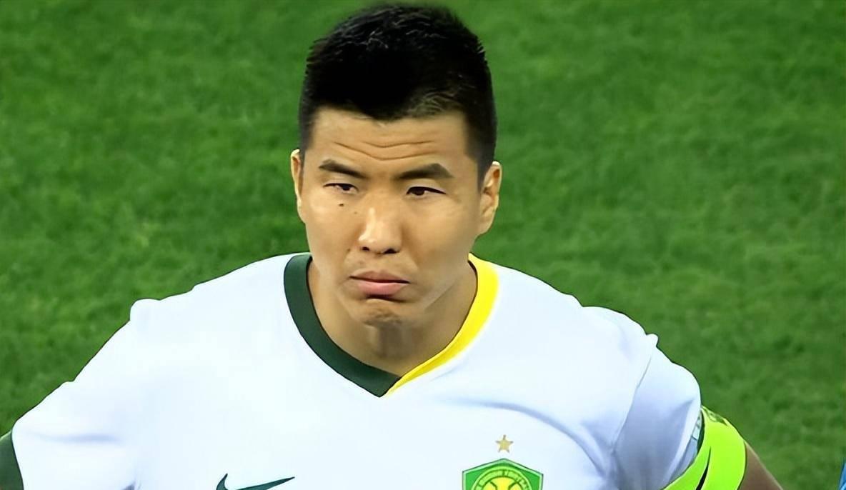 临退役了，王刚竟然得了个“电梯战神”的称号。这一场景出现在北京国安主场结束与麦