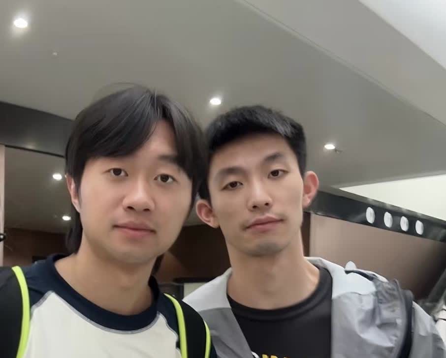 乒超联赛三阶结束，上海队踏上回上海的归途，赵子豪周凯他们圆圆满完成任务，美美哒答
