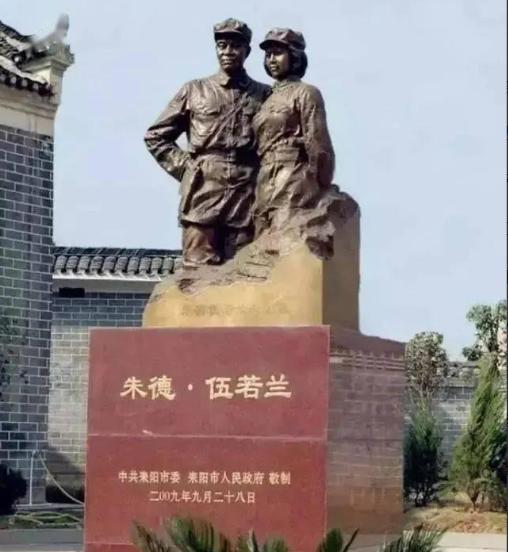 1929年，朱德和妻子正收拾东西，突然敌军踹门而入：“谁是朱德！”生死关头，妻子