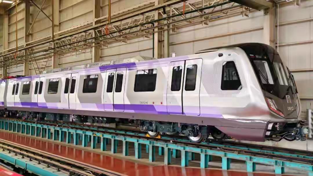 济南地铁八号线的列车还真厉害呢。因为别的列车都是“美颜”过，就八号线的列车是“素