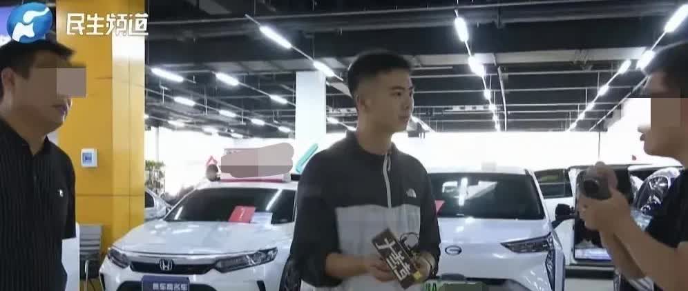 河南郑州，男子的妻子突发脑溢血住院，家里钱不够，他把23万的车卖了175000元