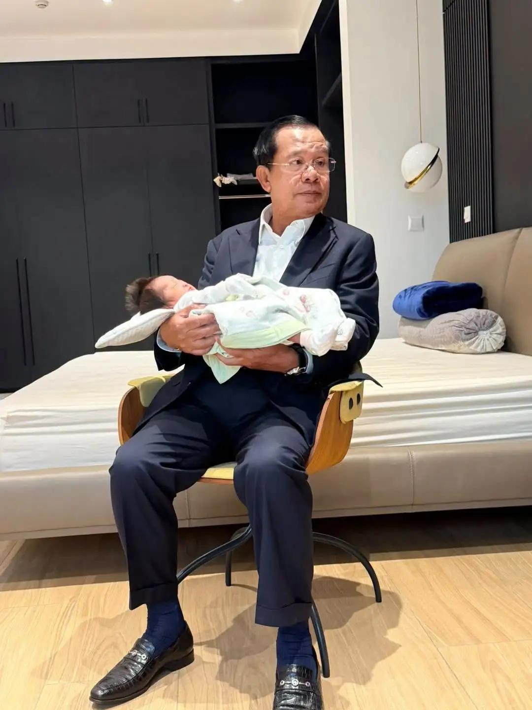 洪森亲王抱着出生不到一个月的婴儿孙女，多幸福。可是这个孩子头发也太长了吧。洪森