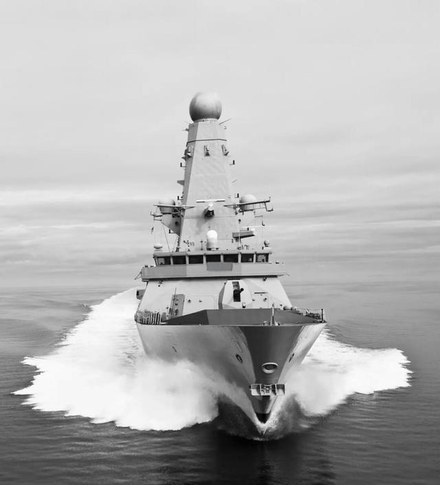 在外国人眼里，45型的性能是要强于052d的！理由是45型采用了先进的全电推进，