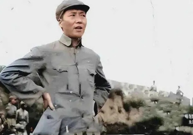 这是毛主席刚到延安时留下的珍贵照片，那时刚走完长征，人都瘦得脱相了，但伟人依然精