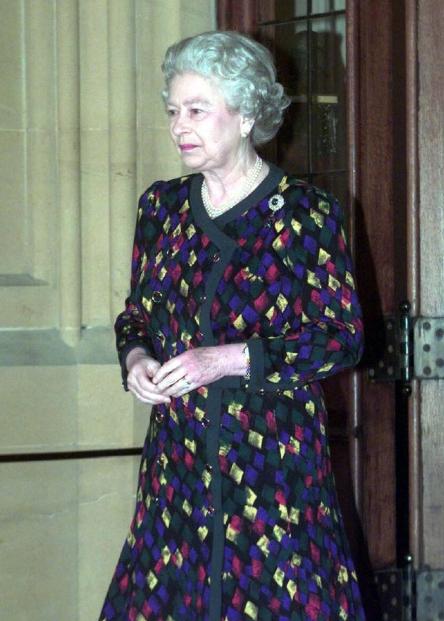 营造恩爱人设，掩饰威廉王子婚内出轨？菲利普亲王当年养了那么多情妇都没有事，为什么