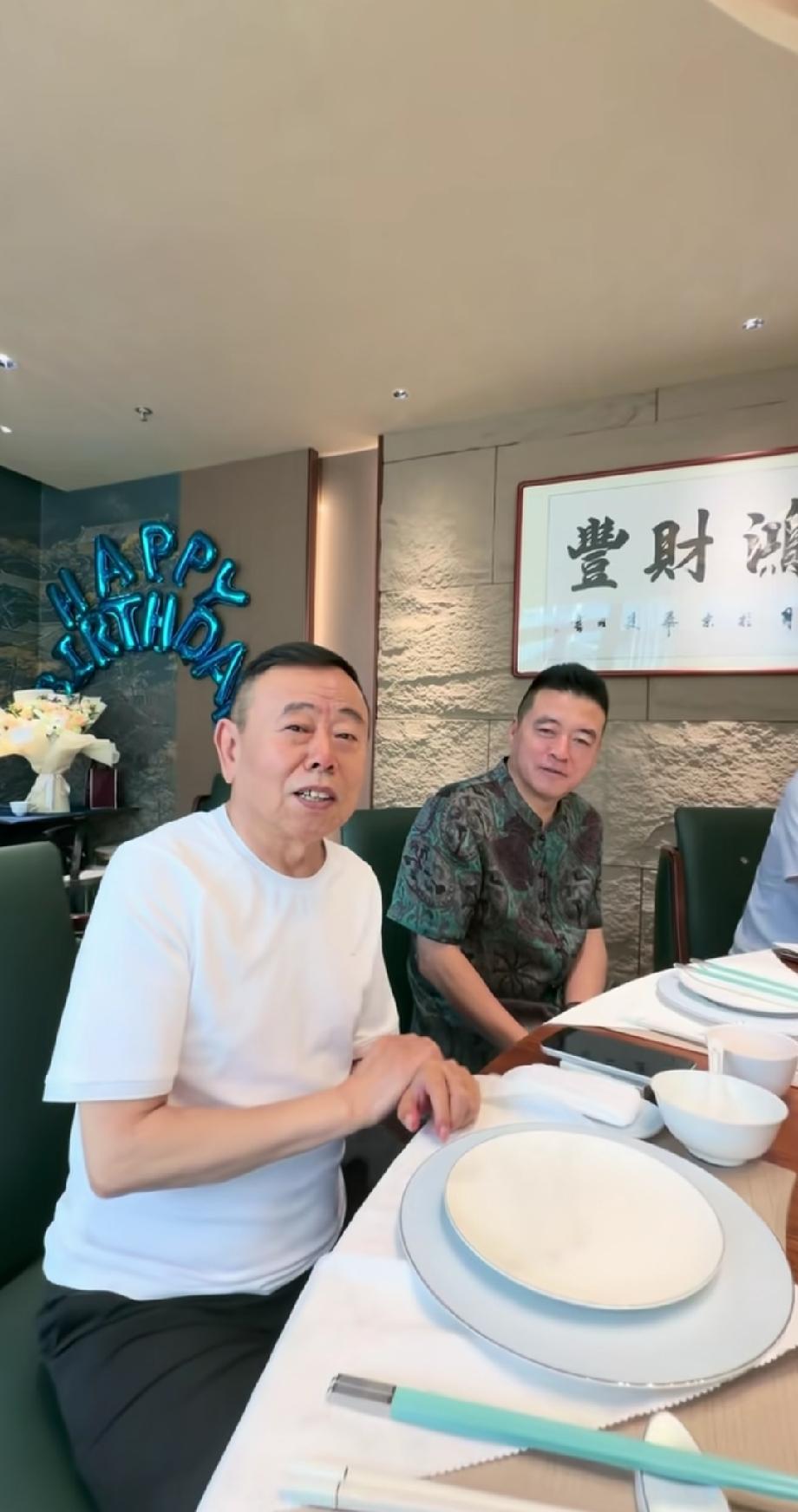 潘长江过生日，徒弟魏三紧挨着他坐，潘长江开玩笑的介绍他说是“头牌网红”。在观