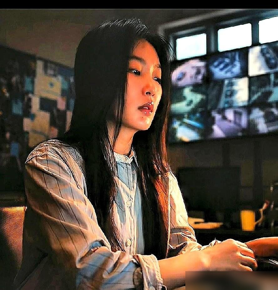 欧豪拍吻戏了，还是跟周依然，嘴对嘴那种。这事儿搁别人身上，根本不算新闻。但搁欧豪身上，热搜炸了。因为