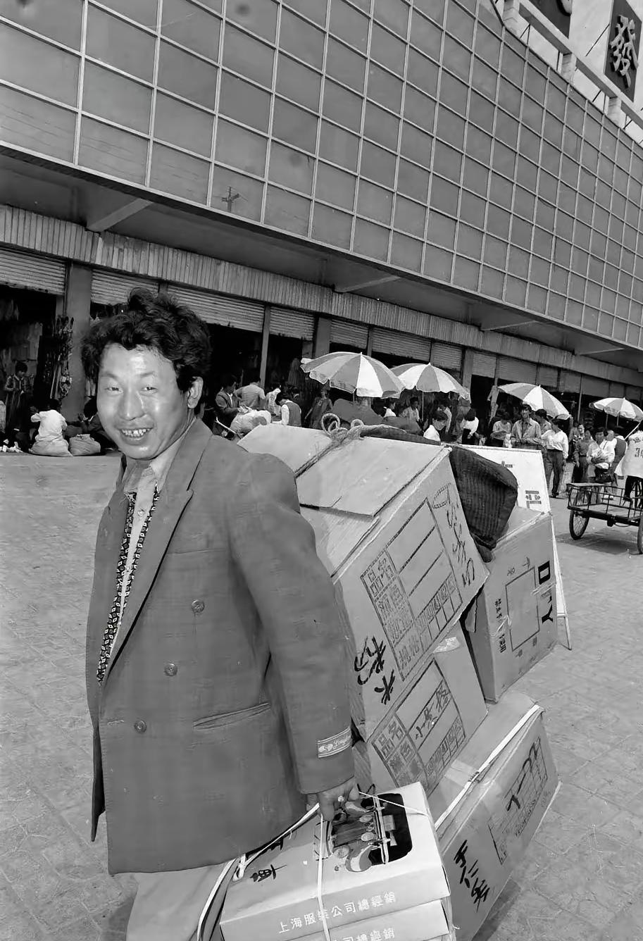 1994年2月18日，福建一名商人身着仿真武警制服，搭配伪造证件，带着养母、妻子