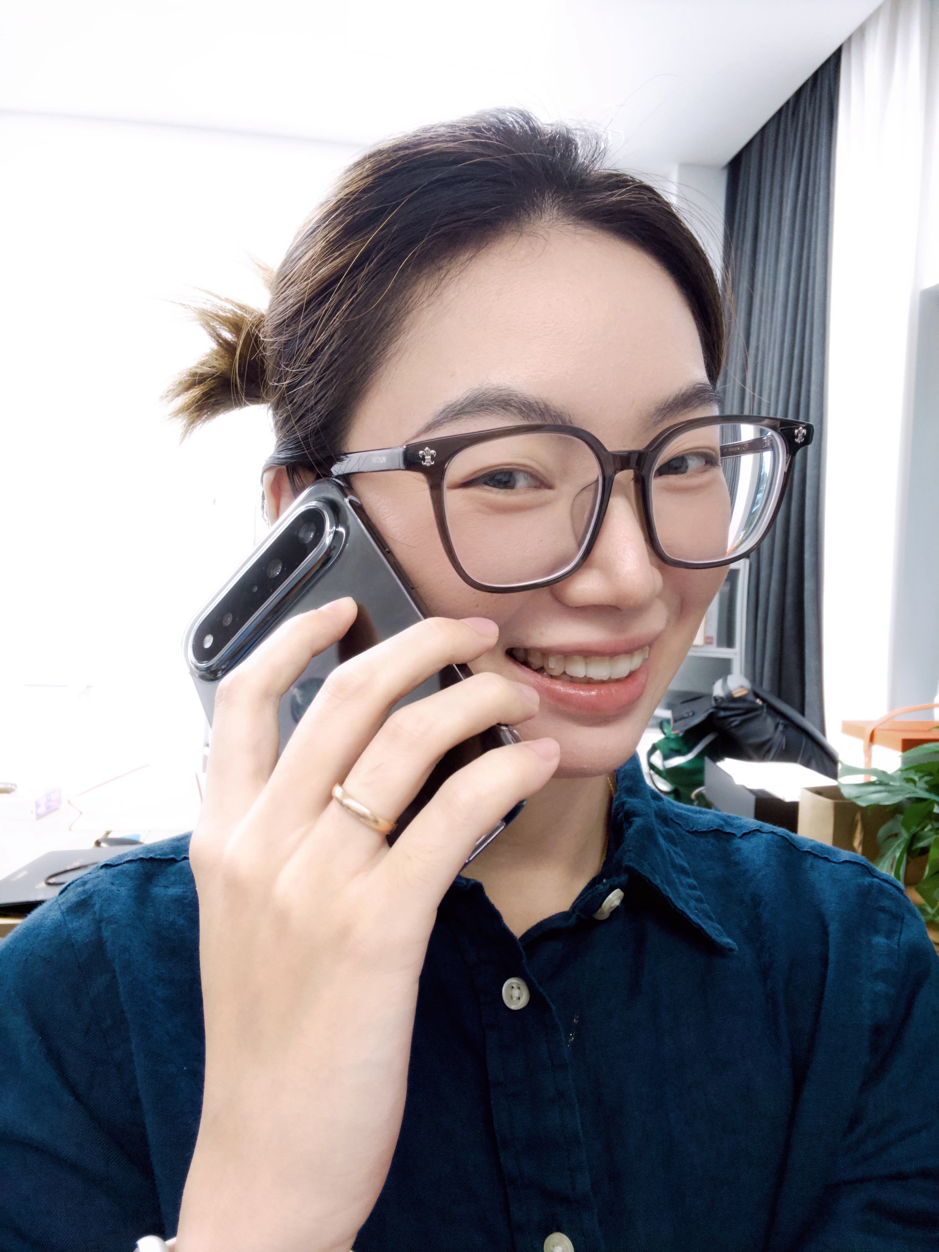 新手机到了，显得脸还挺小的，是不是[doge]​​​