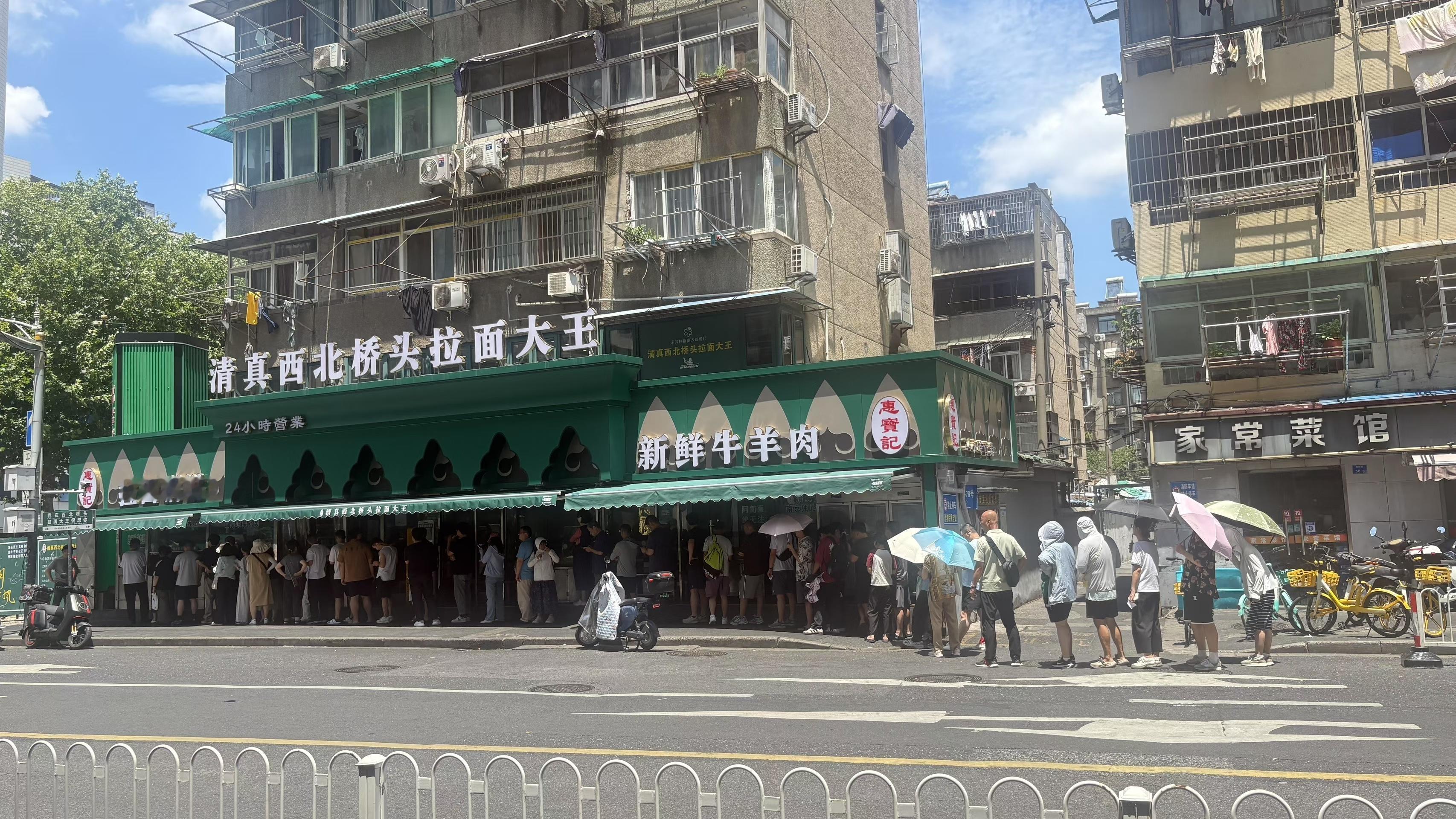 盯着大太阳也要排队吃锅贴的你们猜是本地人还是游客？[吃瓜]​​​