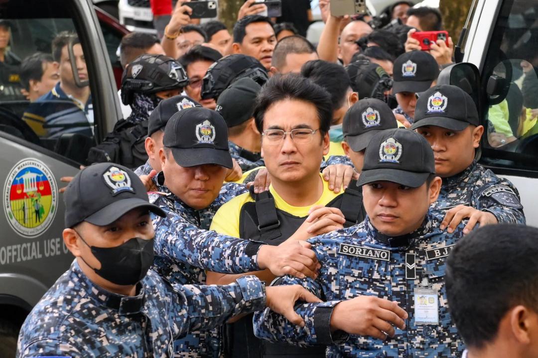 菲反贪法院的麻烦来了！8月13日，菲公民团体“挺立菲律宾”前往反贪法院门前示