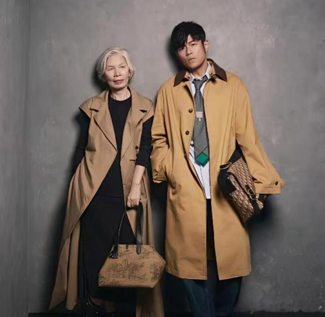 周杰伦和妈妈的时尚照。