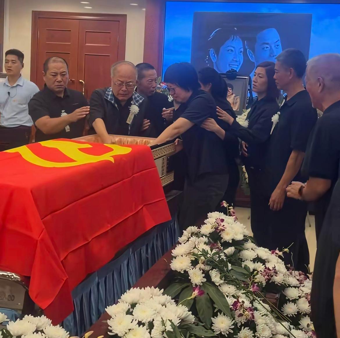 泪目了！曝耿其昌和女儿八妹在李维康追悼会上的一幕棺木上覆盖党旗，刻意垫高棺木原