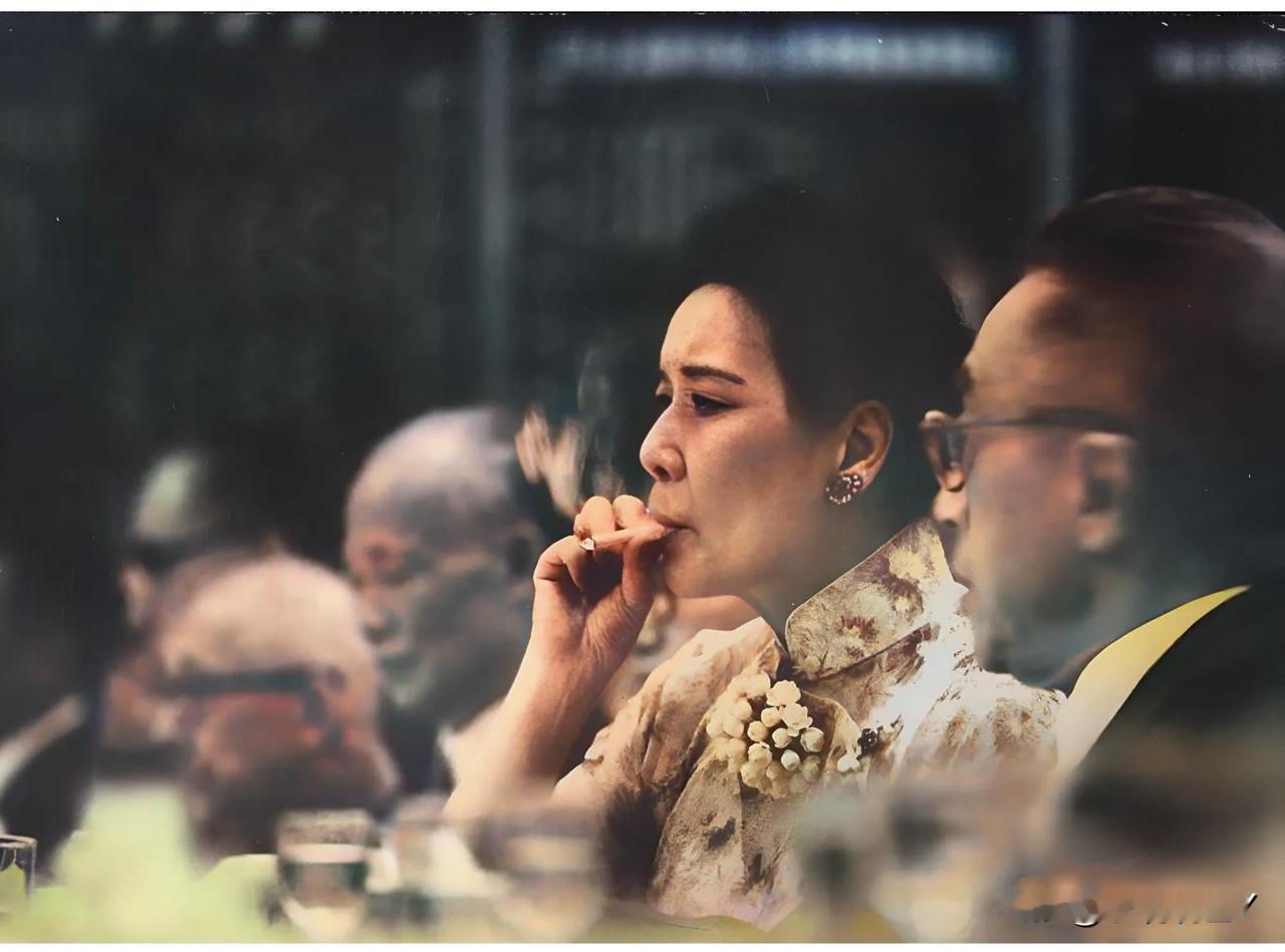 这张老照片展现出了宋美龄上世纪六十年代在宴会上的情景，这可不是演戏，也并非电视剧