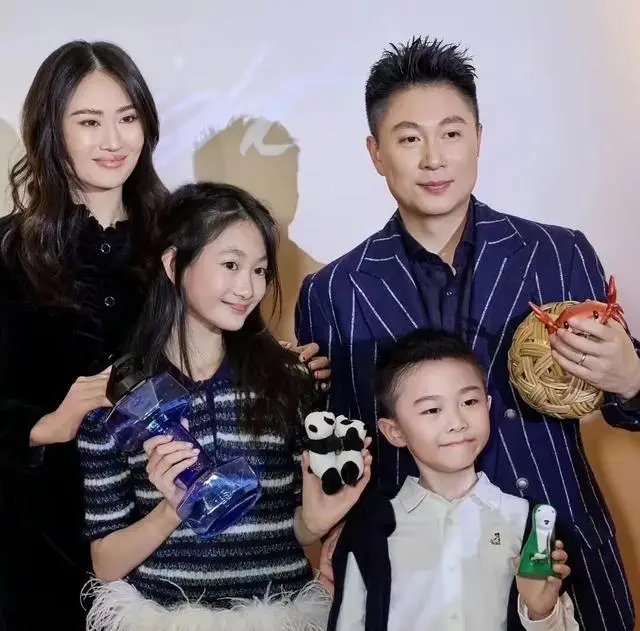 李小鹏女儿奥莉近照惹争议，脸型随妈长相太老气，14岁像40岁