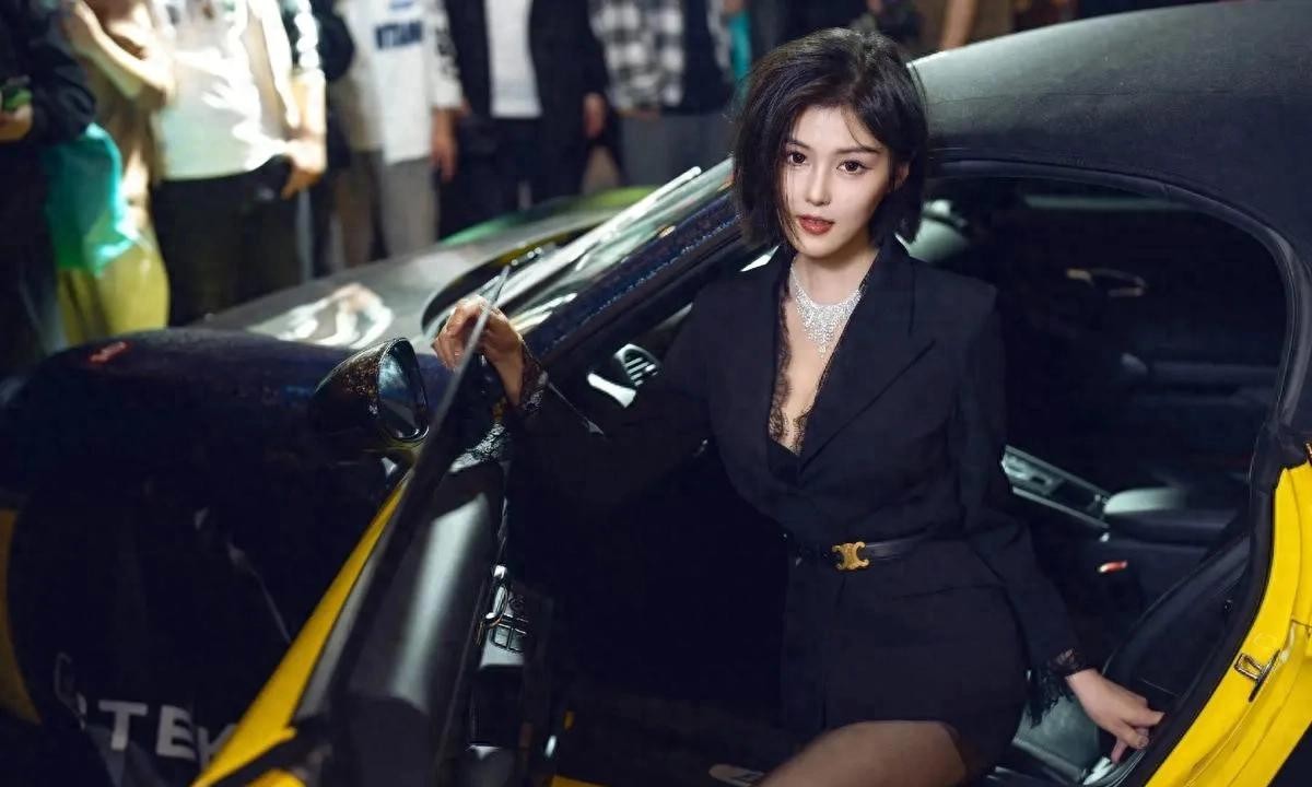 程儿一身黑色造型形象超赞，搭配她的高颜值和完美身材更是美得没法说，她的气场足以征