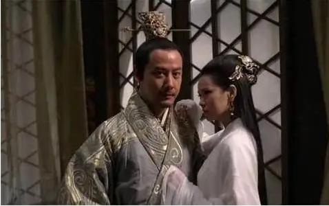 公元226年，曹丕病重，母亲卞夫人赶来见他最后一面，她发现服侍曹丕的女子很熟悉。