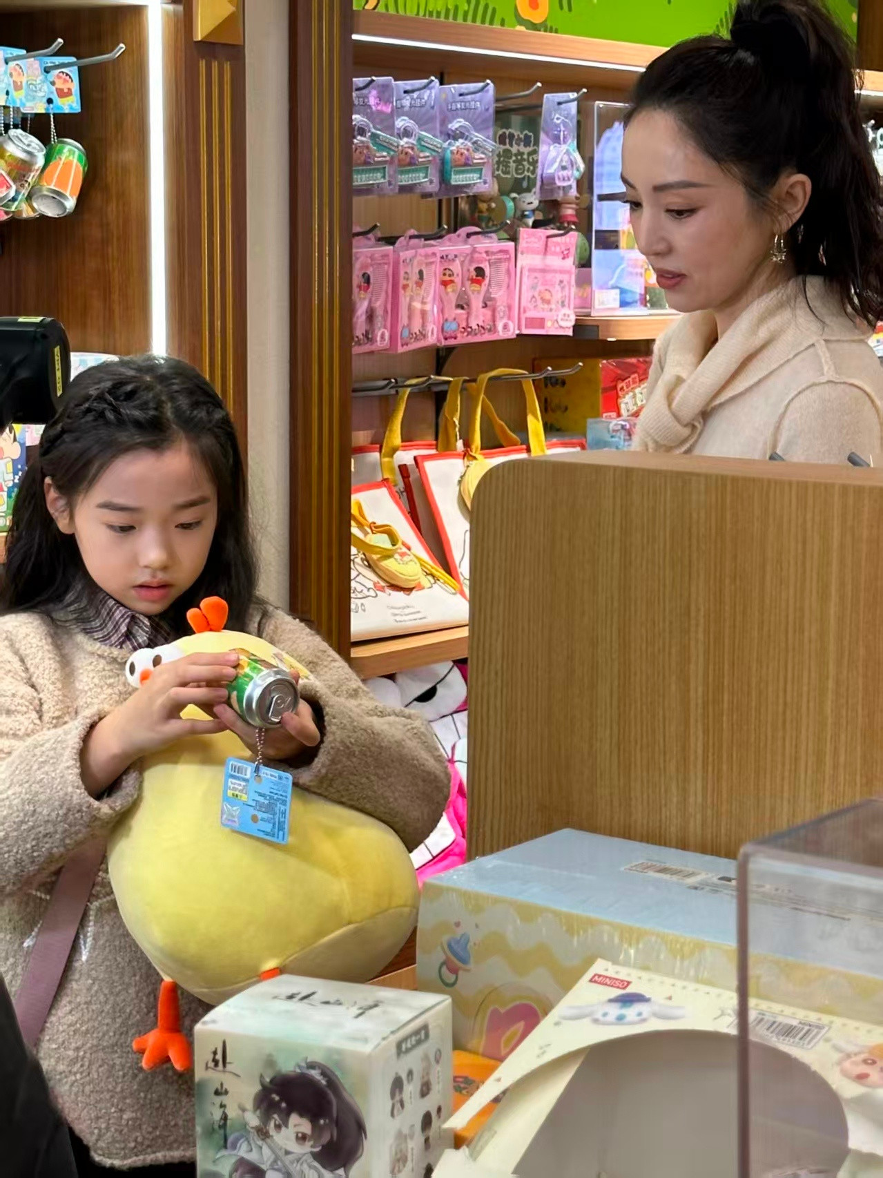 谁还没被9岁小酒窝的追星反应萌到！看到时团立牌火速冲过去合影，脸上的开心藏都藏不