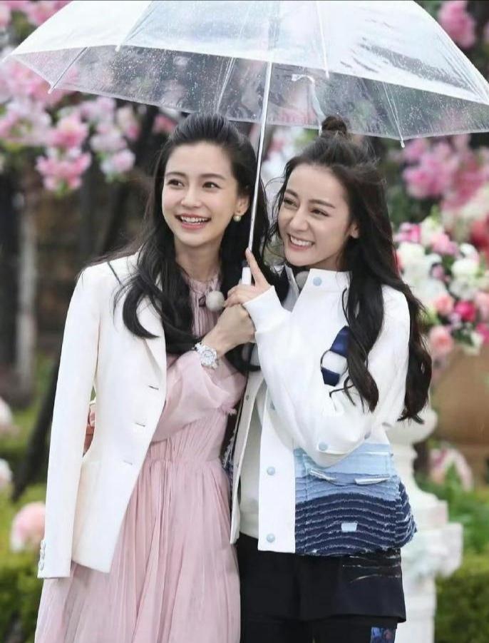 跑男时期的杨颖和迪丽热巴，两位不愧是内娱颜霸，妆容自然清淡，皮肤白皙透亮，简约真