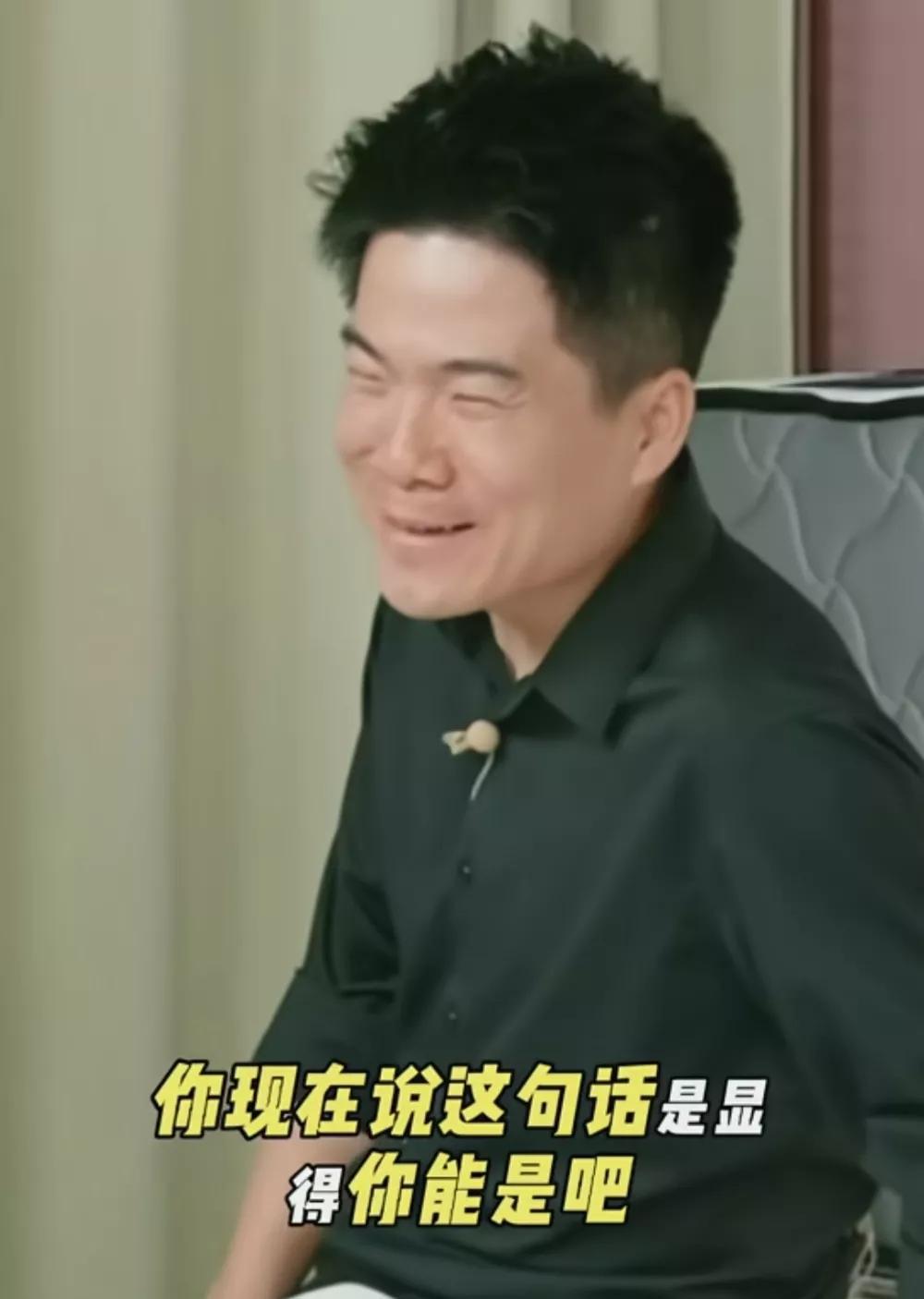 董宇辉直播卖枕头正起劲，意外被网友一句话，浇得透心凉，太扎心了。“为什么你每次买
