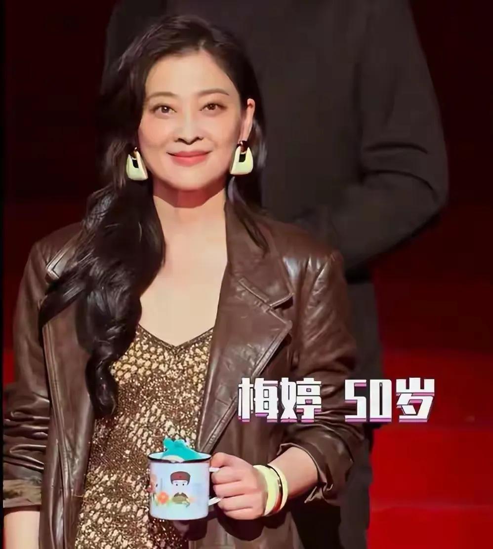 梅婷事业的第二春，居然是年代剧。这个50岁的女人，家庭幸福，朋友相伴，还有再次