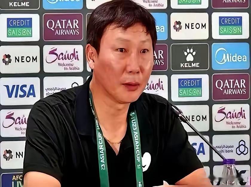 韩国输球，50万美元年薪的韩国教练金相植被骂叛徒。越南队的韩国籍主帅金相植用