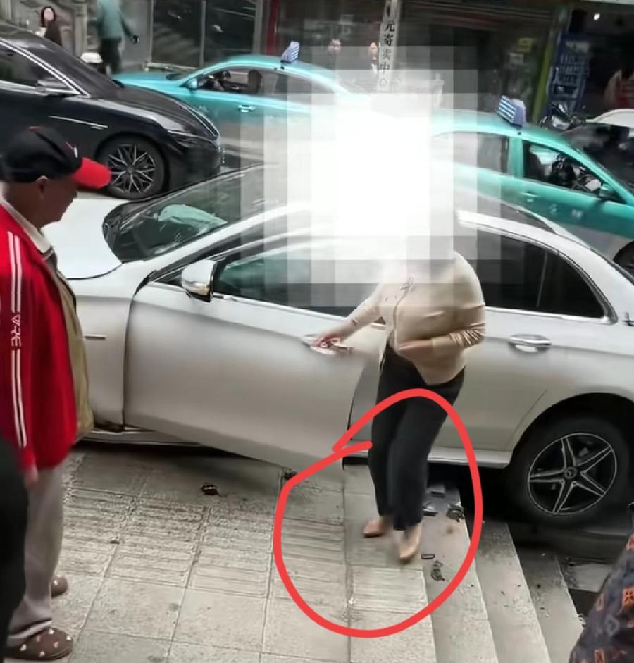 黔江交通事故，57岁老女人司机何某，当地网友透露，黔江中心医院主任医师、大内科主