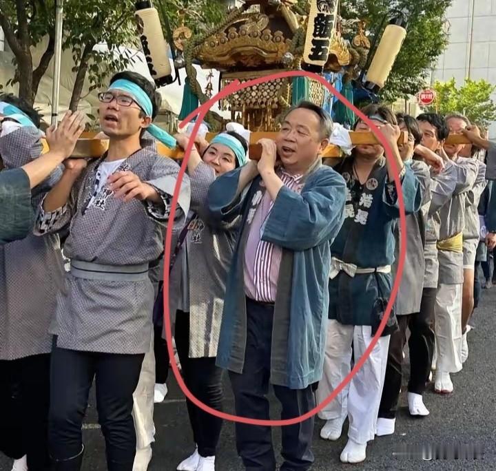 卖力表演的汉奸今天晚上，遭到家族除名的汉奸石平在日本东京墨田区参加当地祭祀活动