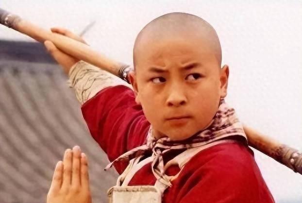 被身家亿万亲爹吸血多年，现37岁无人问津的释小龙，到底做错了啥释小龙，那个穿着