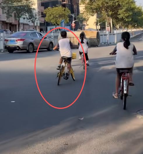 万万没想到，小孩哥只是骑个共享自行车和女同学去玩，就被新华社转发，被全国人民都