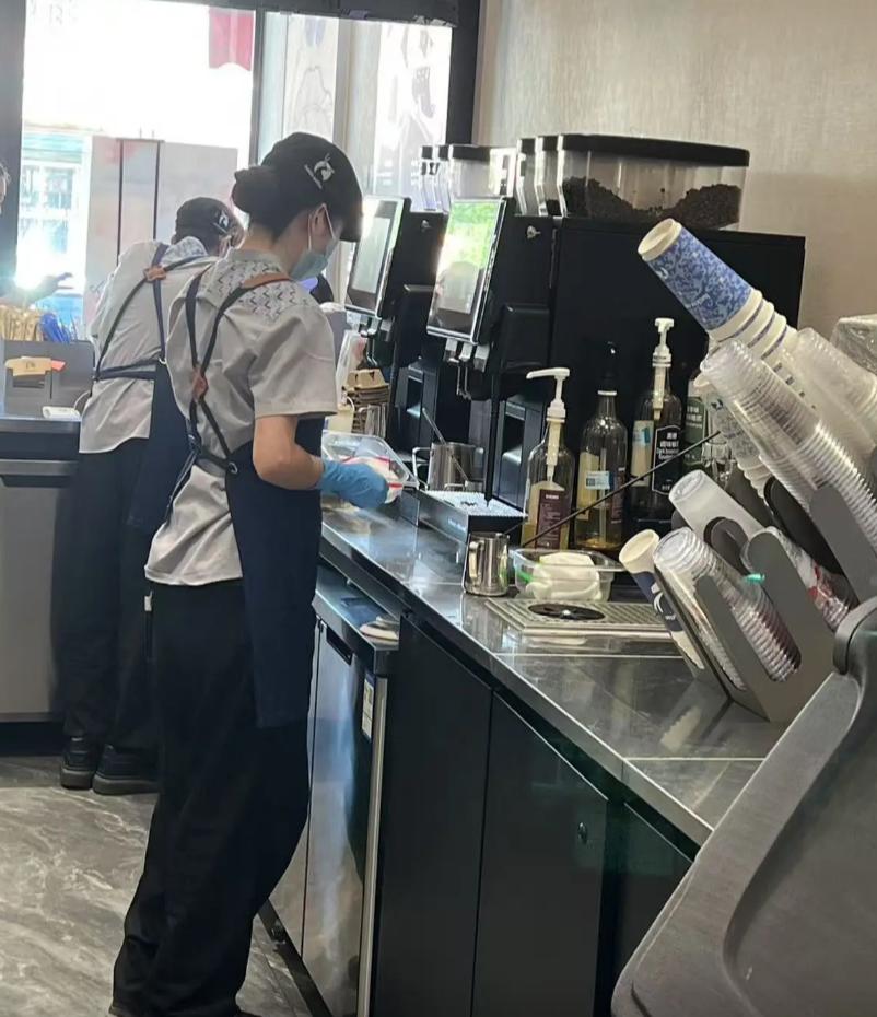 每天端着咖啡上班的人，到底是真爱喝，还是在装？每天早上挤地铁上班，我总能撞见