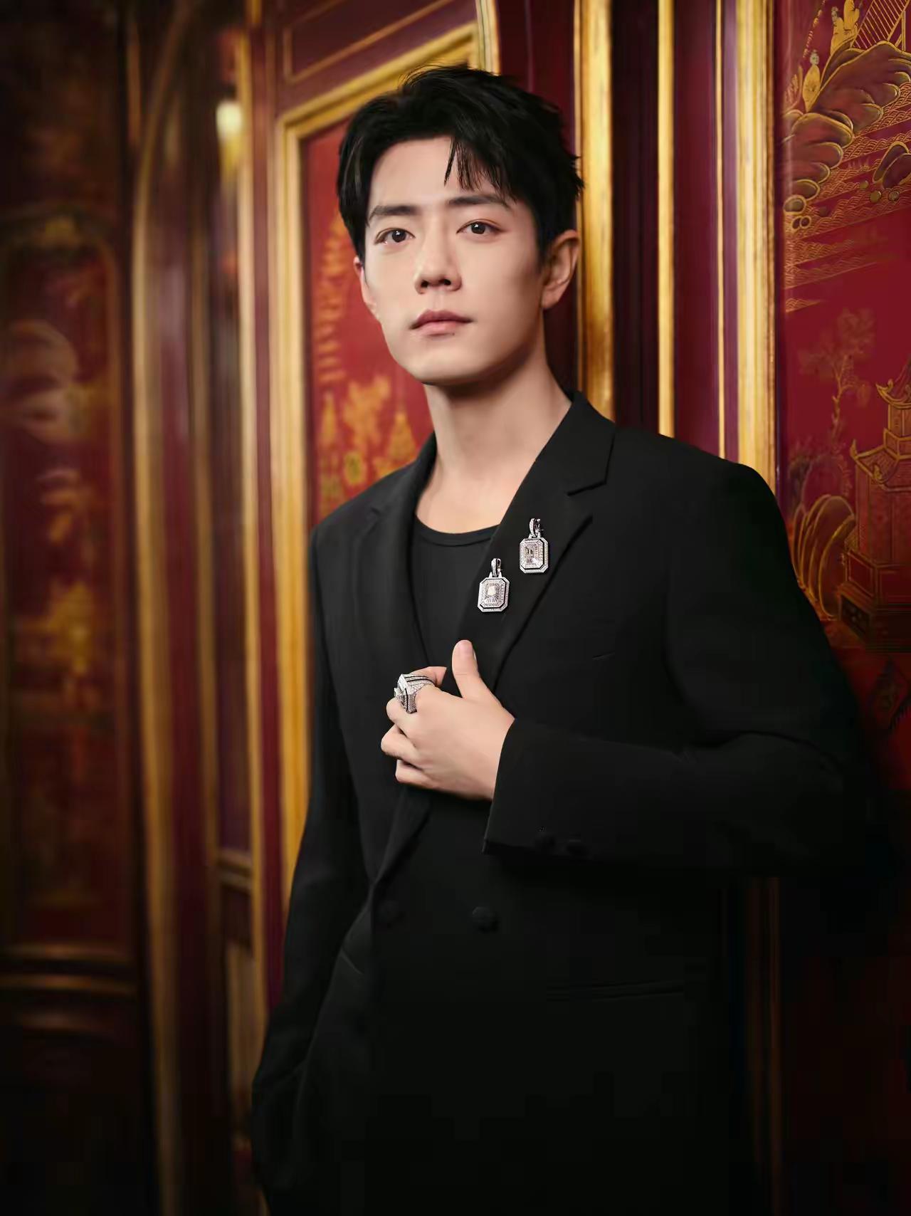 肖战把耳环当成胸针戴，还真有点好看。