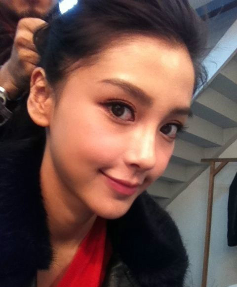 杨颖|angelababy睡前发一下自拍晚安(´-ωก`)