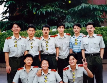 这张照片拍摄于2000年，是军艺九九级的同学合影，就认识沈腾，军艺校草，俊朗的小