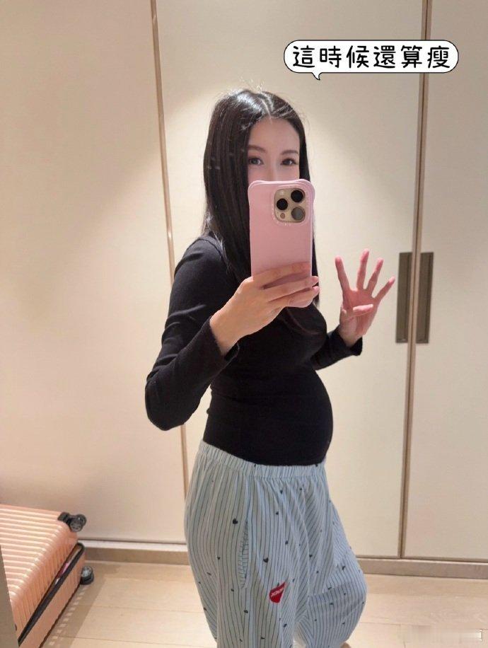 蝴蝶姐姐晒双胞胎孕肚蝴蝶姐姐儿子这么大了蝴蝶姐姐晒双胞胎孕肚，完全看不出来欸