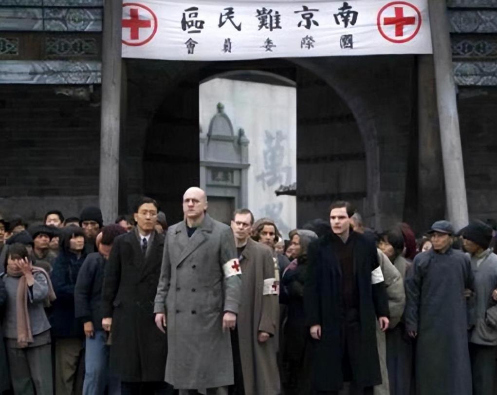 1948年，德国，63岁的拉贝先生流落街头，连面包都吃不起了，就在这时，他收到了