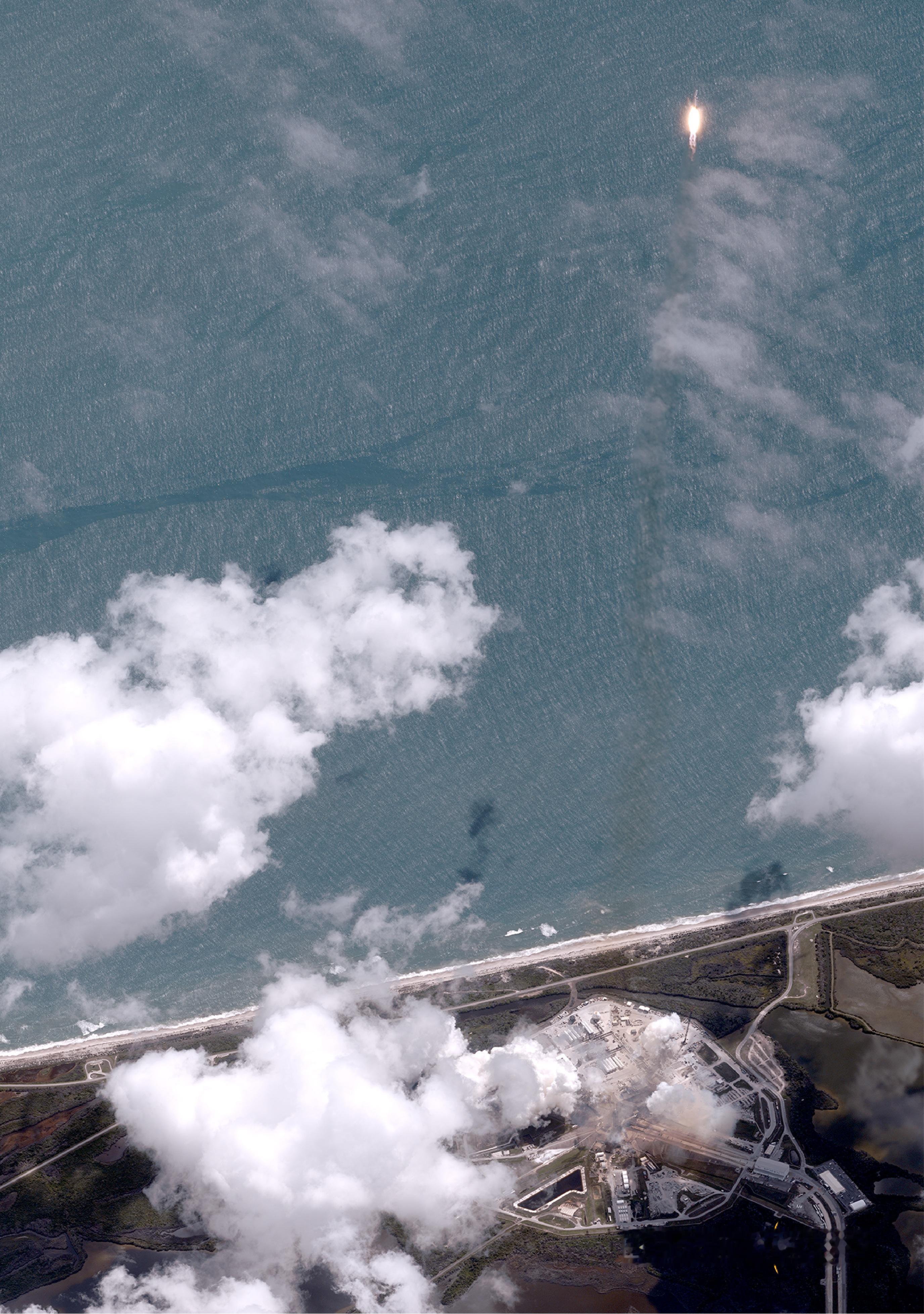 BlackSky公布了太空视角的重型猎鹰火箭照片，包括发射架上和升空瞬间，由该公