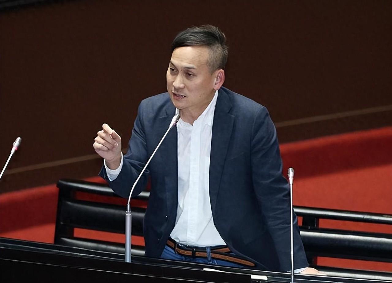 国民党“立委”叶元之昨天反击台“文化部长”李远，他指出，以“文化部”被删2亿的“