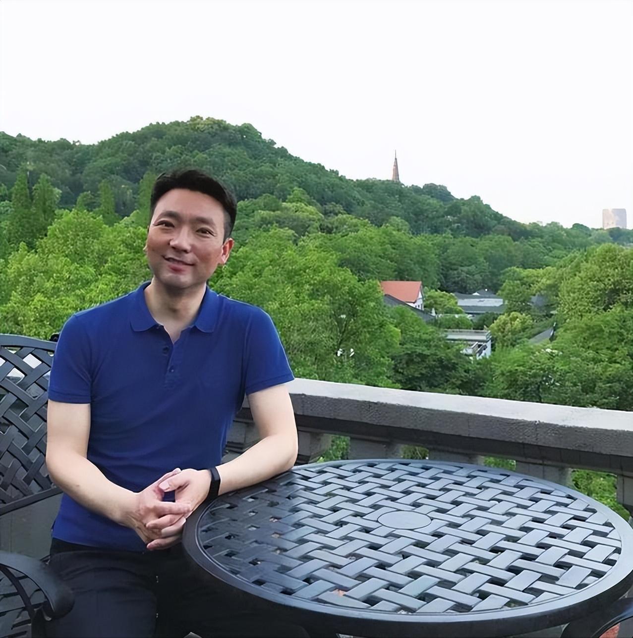 2018年康辉的母亲在离世前，拉着康辉的手哽咽道：“我这辈子最大的遗憾，就是没能