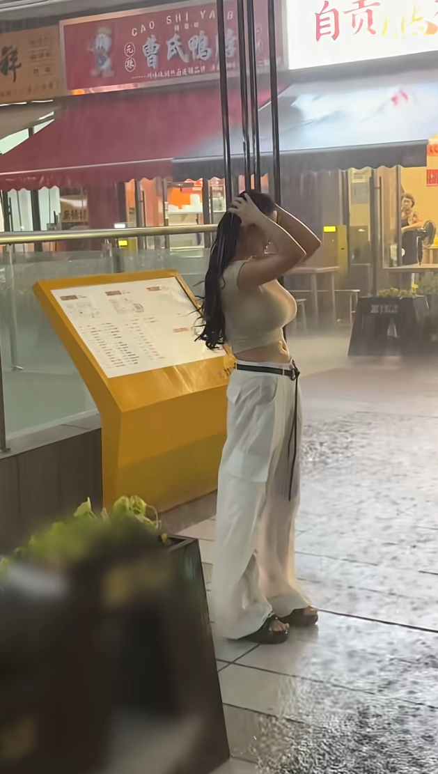 谁懂啊！出来玩突然就下起雨来了