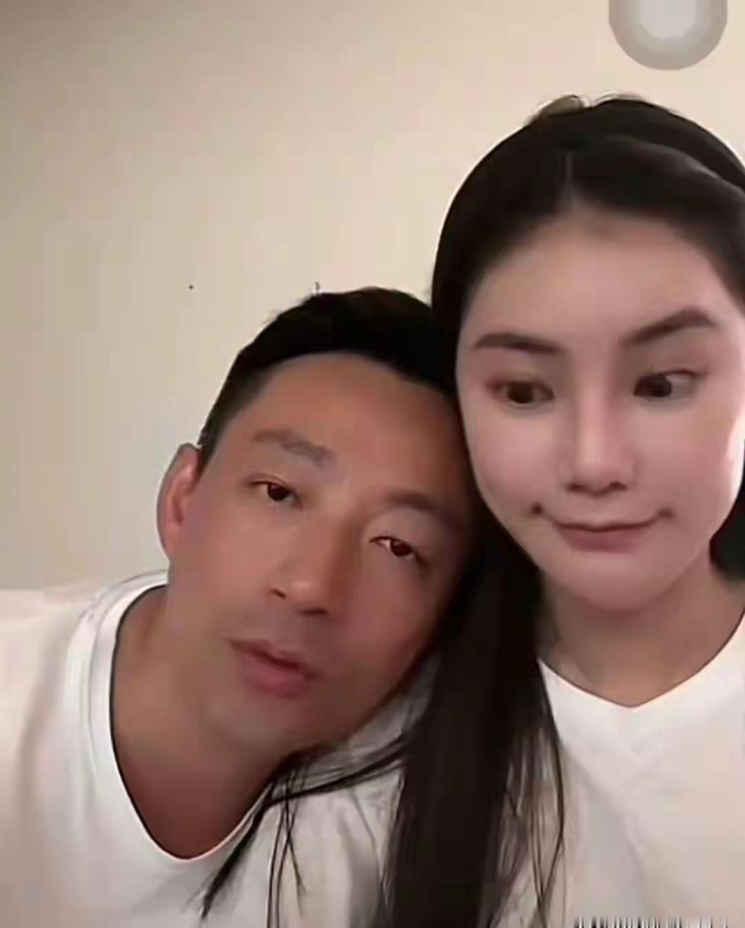 三亚海边拍到的。汪小菲蹲着给筱梅系鞋带，手指有点抖。她低头看他发旋，突然说：