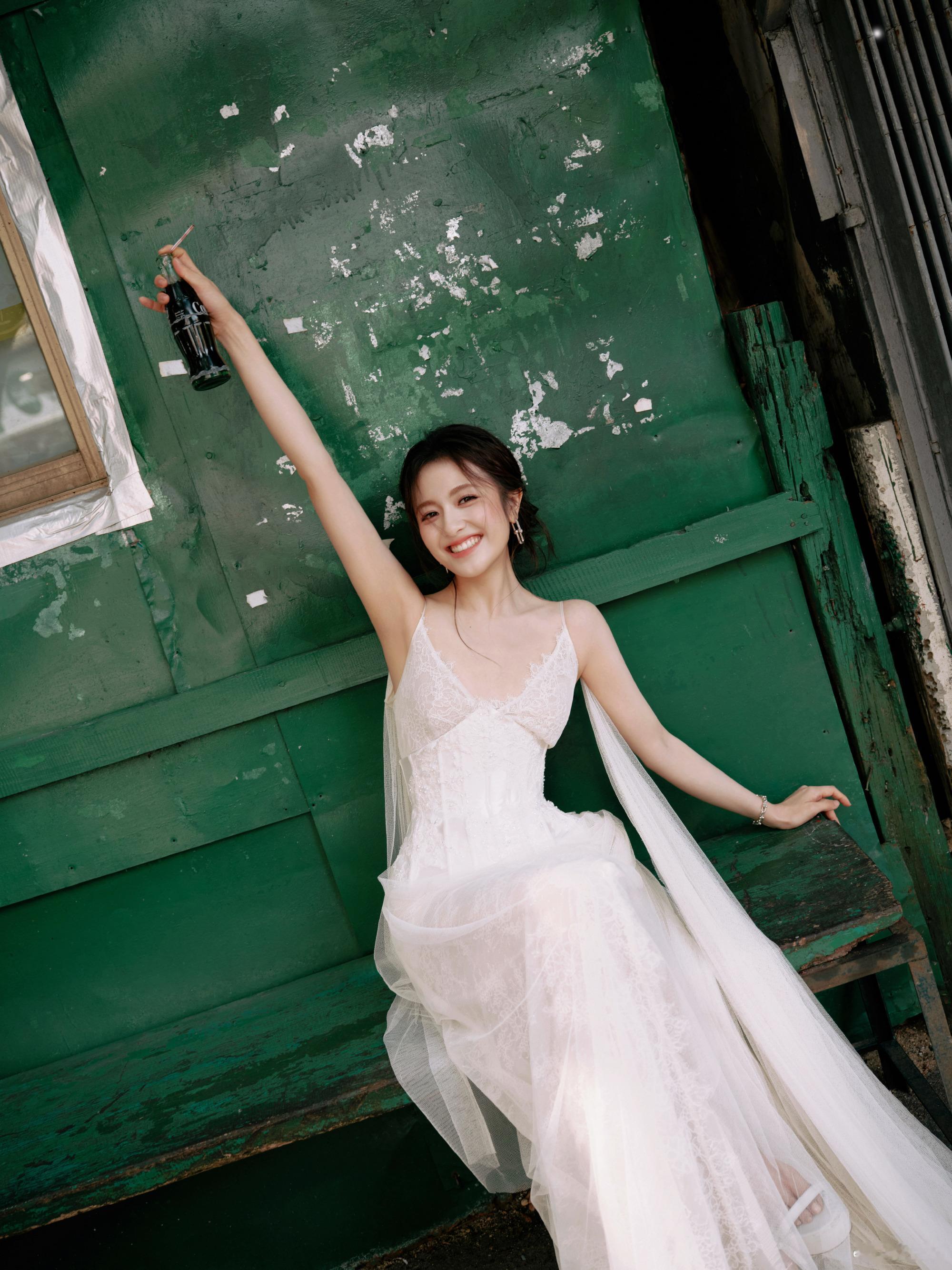 李兰迪蕾丝吊带裙穿搭，温柔又甜美的模样。李兰迪