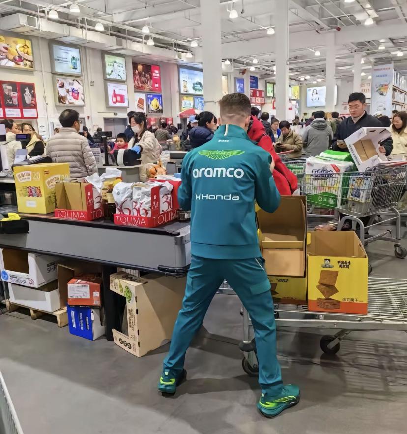 F1阿斯顿马丁车队在上海山姆超市大采购！看样子采购不是为了自己吃，好像是车队