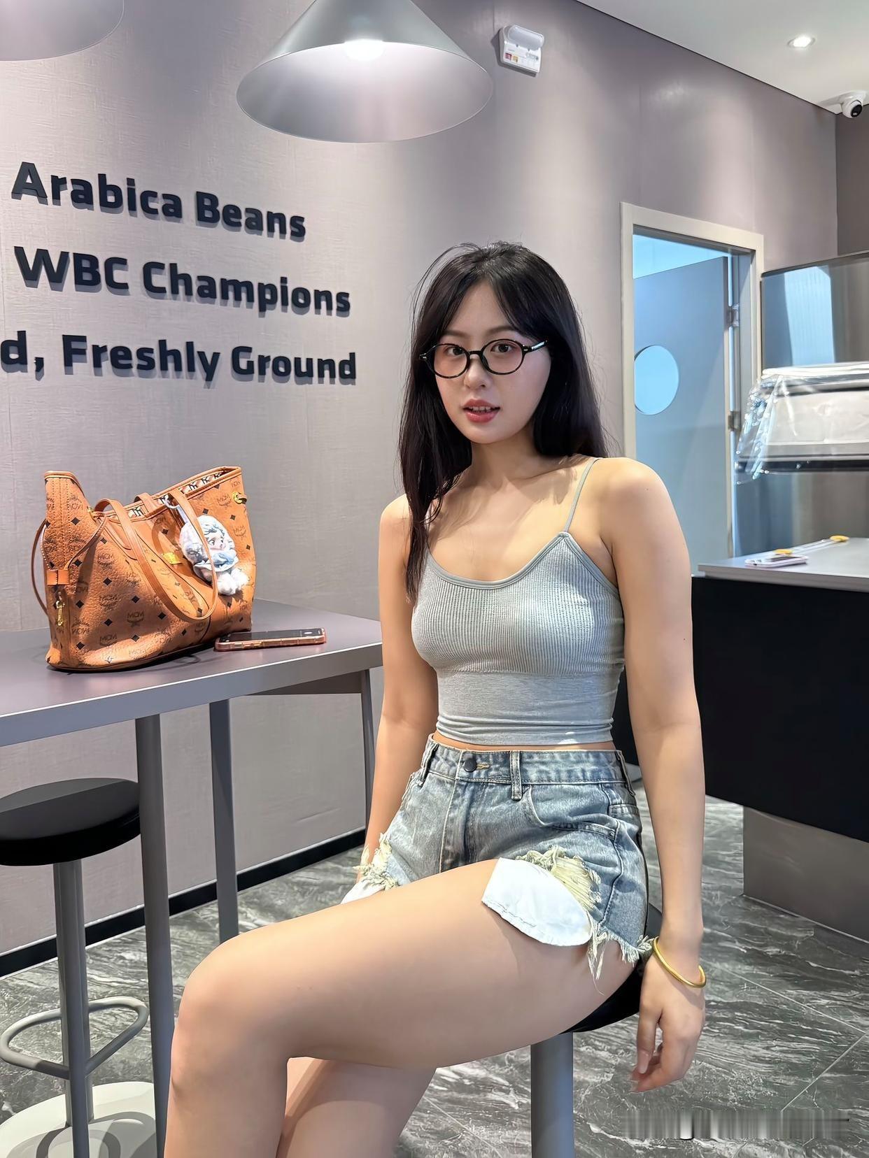 清爽夏日，牛仔短裤加灰色背心简直是出街标配！就像许龄月的穿搭示范，这俩基础款能碰